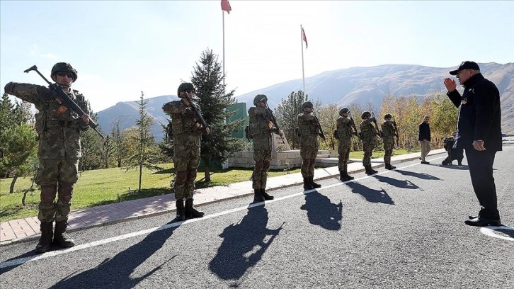 Milli Savunma Bakanı Akar ve komuta kademesi sınır hattında