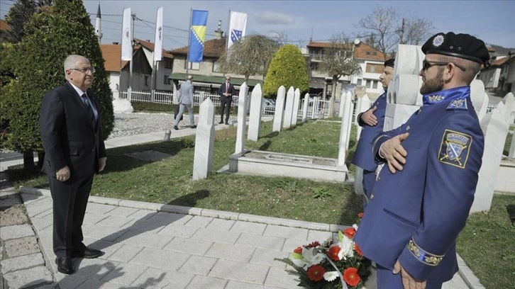 Milli Savunma Bakanı Güler, Bosna Hersek'te Kovaçi Şehitliği'ni ziyaret etti