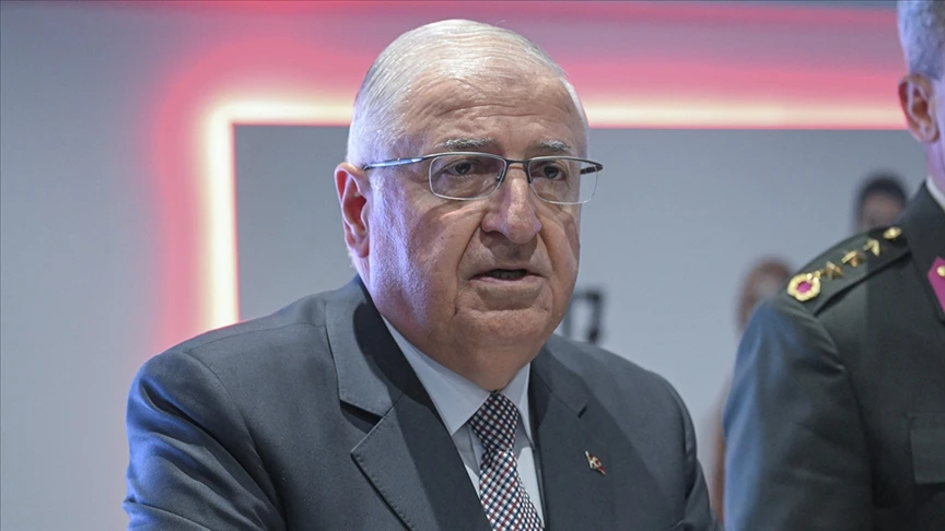 Milli Savunma Bakanı Güler'den IDEF 2025'te 'Aile Yılı Standı'na ziyaret