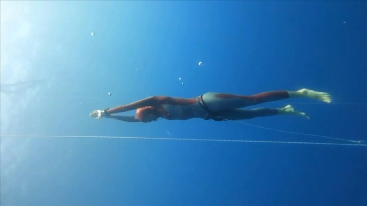 Milli sporcu Birgül Erken, Serbest Dalış Türkiye Şampiyonası'nda rekor kırdı