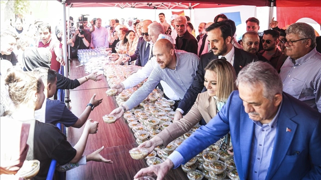 Mimar Sinan'ın vasiyeti gereği Süleymaniye Camisi'nin önünde aşure dağıtıldı