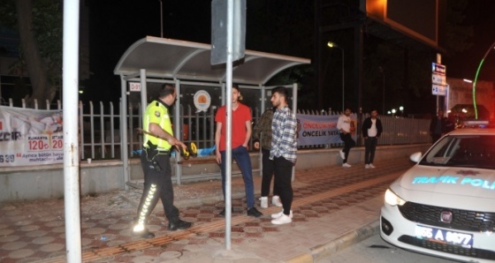 Minibüs dolmuş durağına çarptı, 3 kişi ölümden döndü