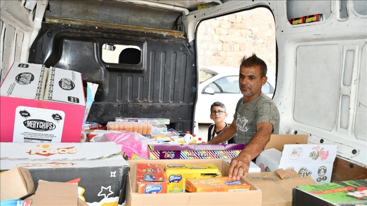 Minibüsüyle köyleri gezen seyyar esnaf 16 yıldır takas usulüyle satış yapıyor