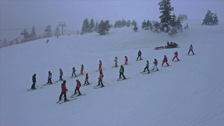 Minik kayakçılar soğuğu ve fırtınayı umursamıyor
