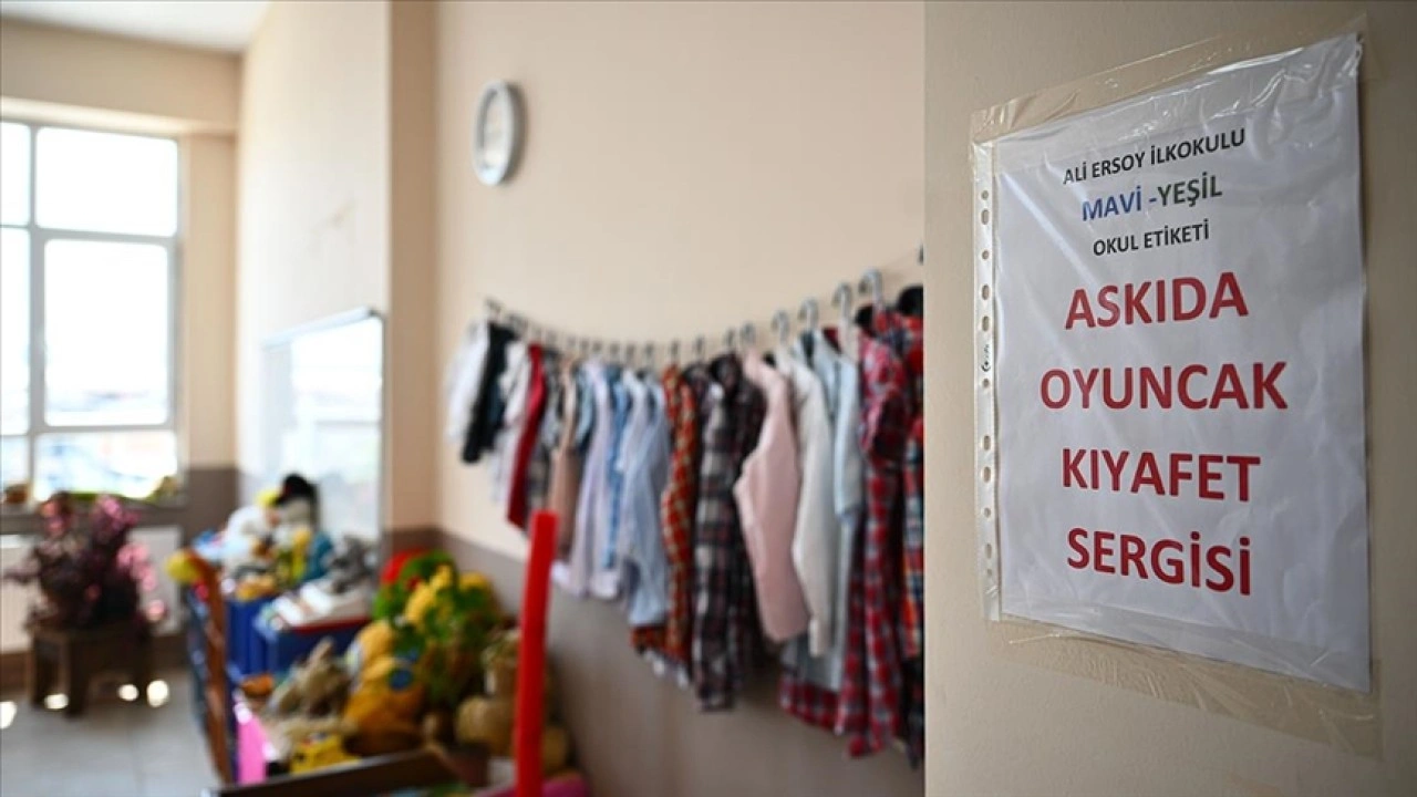 Minik öğrenciler "Askıda Oyuncak-Kıyafet Sergisi"yle örnek olmak istiyor