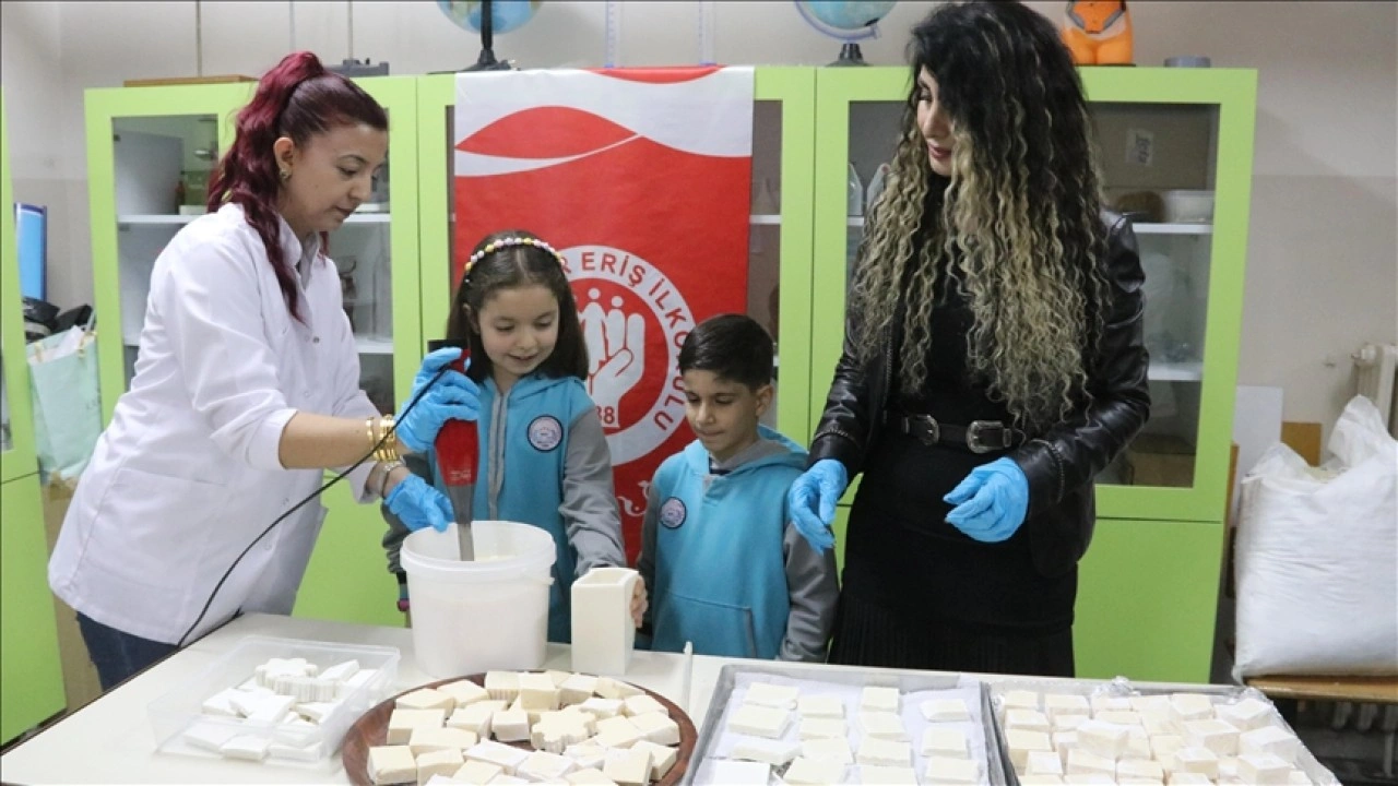 Minik öğrenciler atık yağlardan sabun üretti
