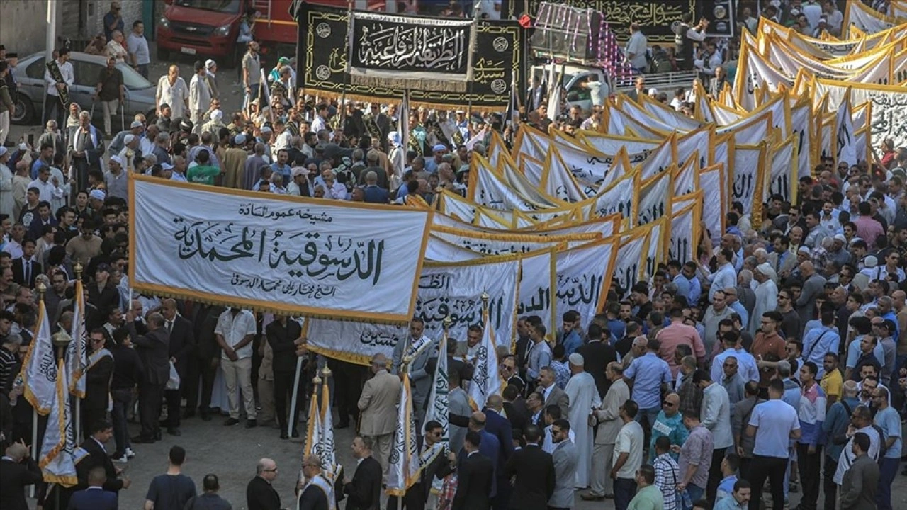 Mısırlı Müslümanlar, Hicri 1447 yılını Kahire sokaklarında zikir, ilahi ve yürüyüşlerle karşıladı