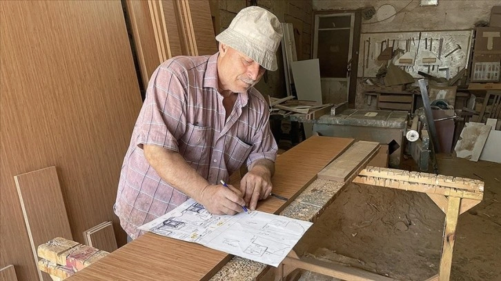 Mobilya imalatçısı Sezgin Usta, 15 yıldır camilere mihrap, minber ve kürsü yapıyor