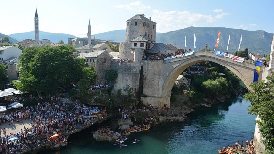 Mostar Köprüsü'nde 450. geleneksel atlama yarışları yapıldı