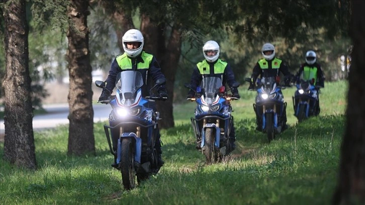 Motosikletli jandarma timleri Bursa'daki parkurda zorlu eğitimlerden geçiyor
