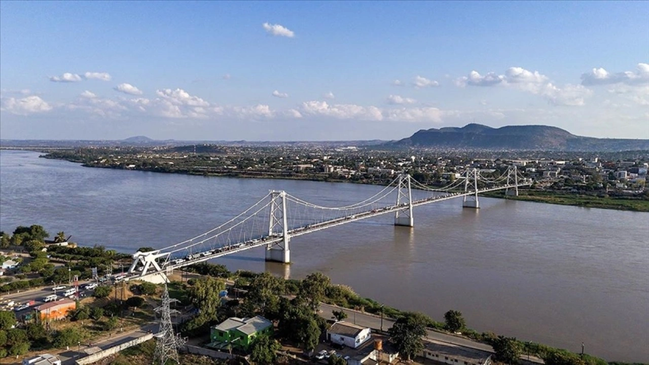 Mozambik'teki Zambezi Nehri ve Samora Machel Köprüsü havadan görüntülendi