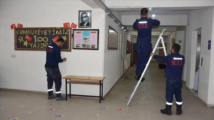 MSB ekipleri Hakkari'deki okulların bakım ve onarım yaparak eksiklerini gideriyor