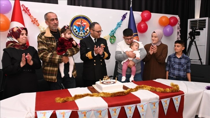 MSB, TCG Bayraktar Amfibi Gemisi'nde doğan bebeklerin doğum gününü kutladı