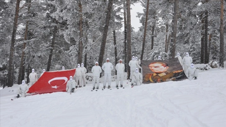 MSB, yoğun kar ve şiddetli soğuklarda muharebe eğitimi alan Mehmetçikleri paylaştı
