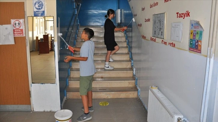 Müdür ve gönüllü öğrenciler okullarını boyayarak yeni döneme hazırlıyor