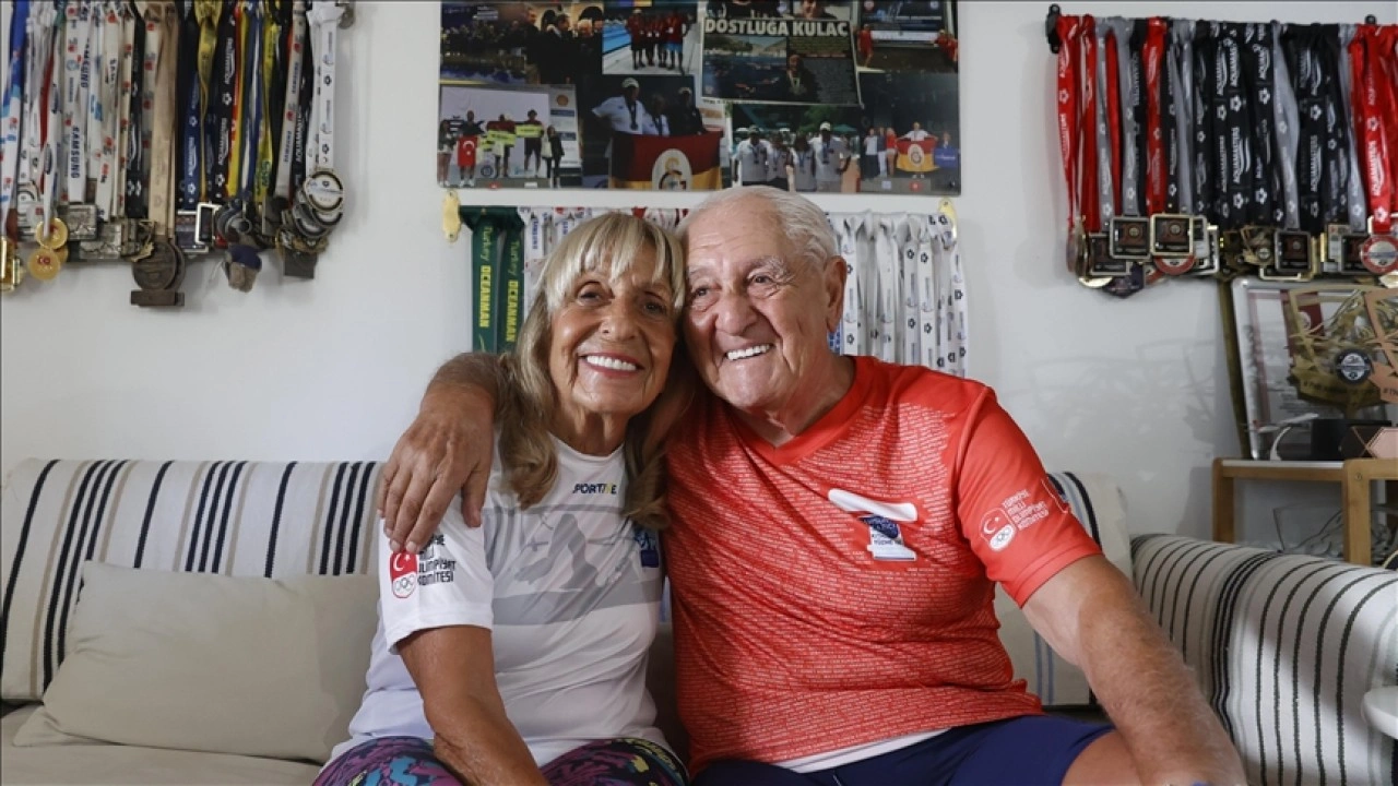 Muğla'da 89 ve 78 yaşındaki çift, yüzme tutkularıyla gençlere ilham veriyor