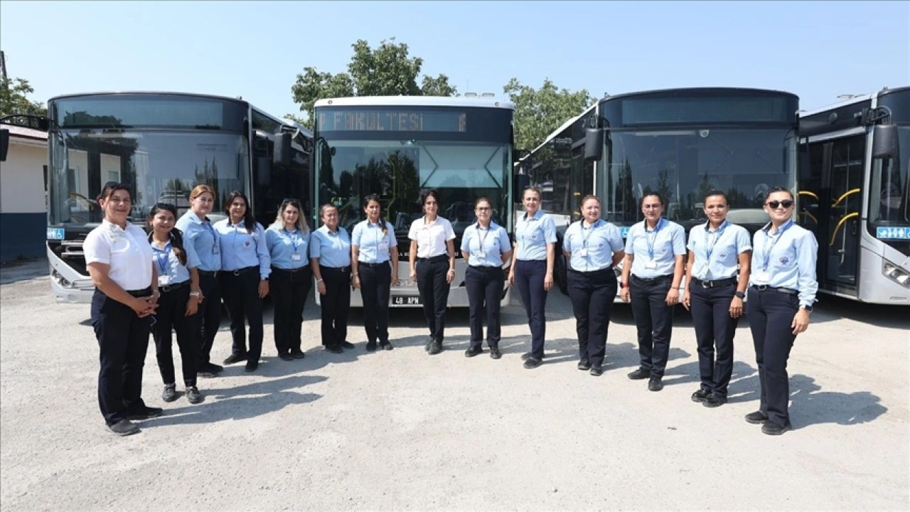 Muğla'da kadın otobüs şoförleri, güler yüzle yolcularını duraklarına ulaştırıyor