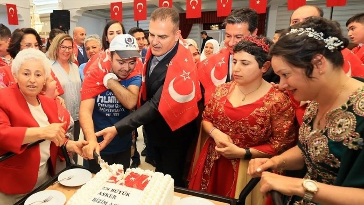 Muğla'da temsili askerlik yapacak engellilere "asker kınası" yakıldı