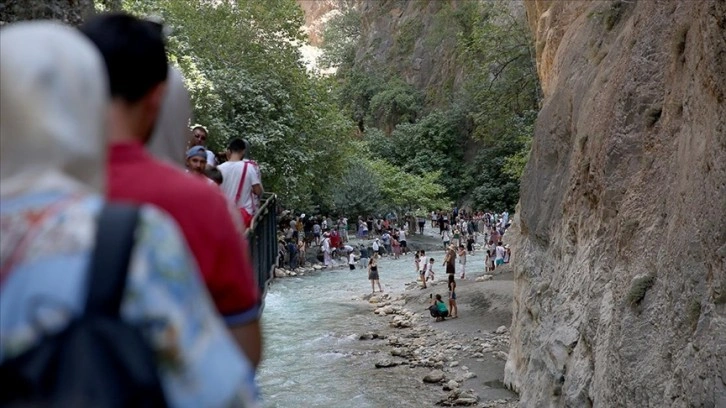 Muğla ile Antalya'yı ayıran Saklıkent Kanyonu, ziyaretçilerini serinletiyor