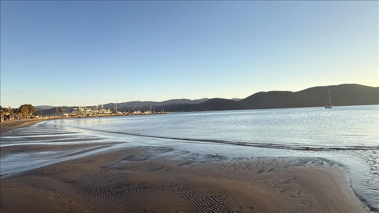 Muğla'nın Akyaka sahilinde deniz suyu &ccedil;ekildi