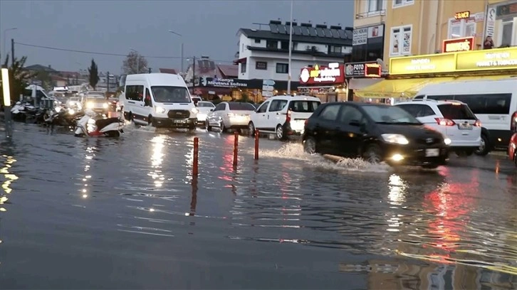 Muğla'da etkili olan sağanak hayatı olumsuz etkiledi