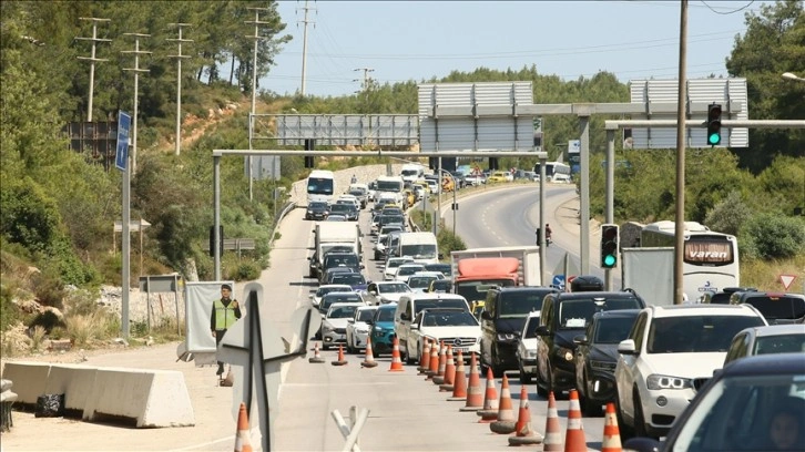 Muğla'da kara yollarında bayram hareketliliği yaşanıyor