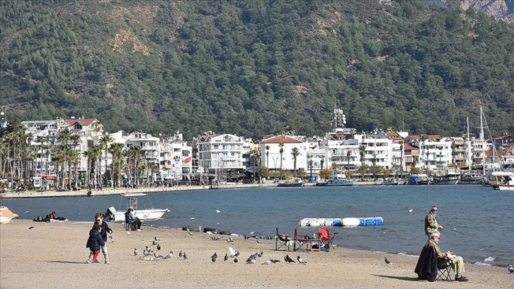 Muğla'da vatandaşlar ve turistler yeni yılın ilk gününde denize girdi