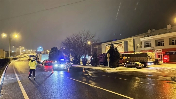 Muğla'da yoğun kar yağışı ve buzlanma nedeniyle yollar kapandı