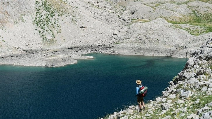 Munzur Dağları'ndaki Karagöl, doğal güzelliğiyle doğaseverleri ağırlıyor