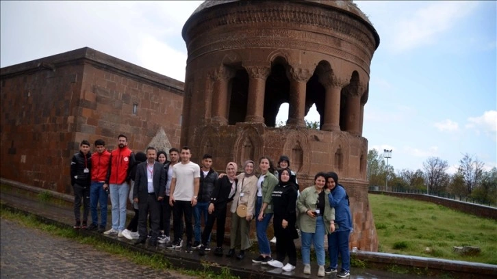 Muş Emniyet Müdürlüğü 1230 öğrenciye tarihi yerleri gezdirdi