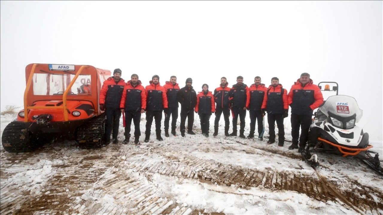 Muş'ta AFAD ekipleri kar ve sisli bölgede yaptıkları tatbikatlarla kış görevlerine hazırlanıyor