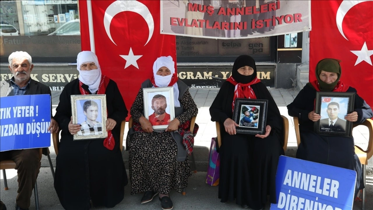 Muş'ta evlatlarına kavuşmak isteyen aileler DEM Parti önündeki eylemlerini sürdürdü