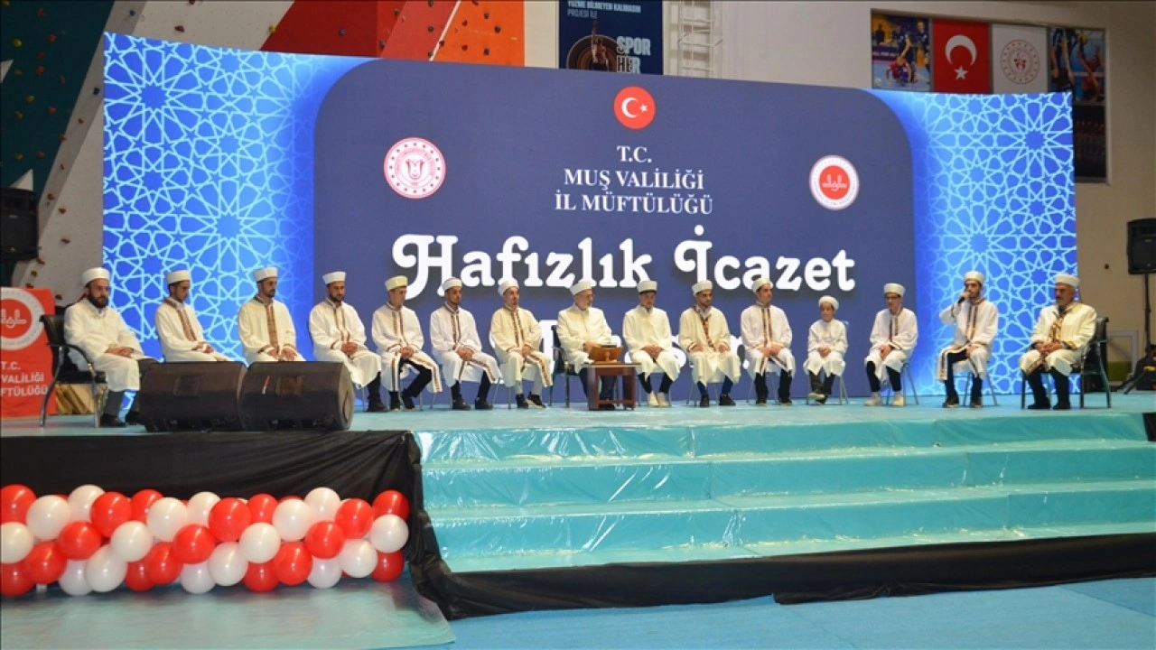 Muş'ta hafızlık eğitimini tamamlayan 300 öğrenci icazet aldı