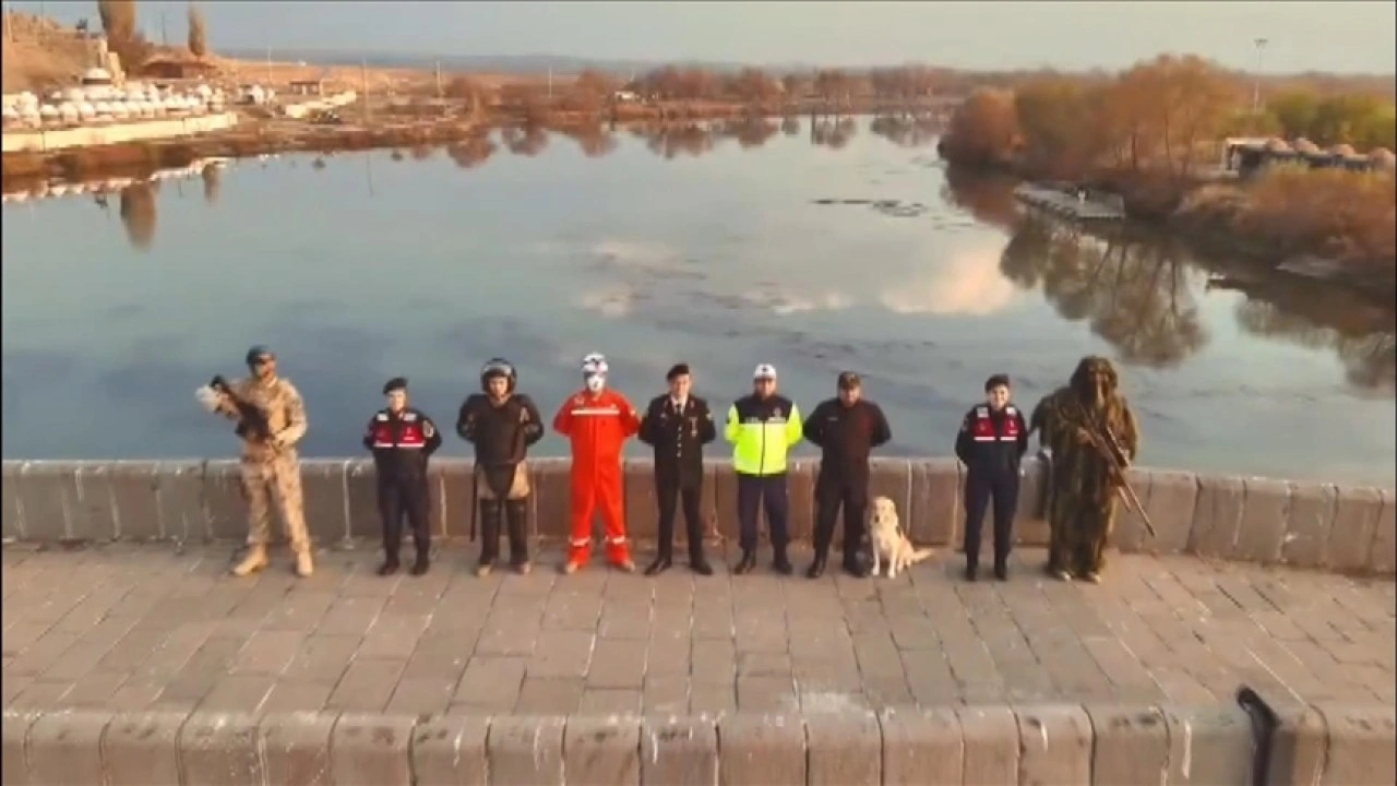 Muş'ta jandarma ekiplerinden işaret diliyle "3 Aralık Dünya Engelliler Günü" mesajı