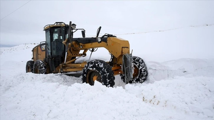 Muşlu iş makinesi operatörü 38 yıldır karla kaplı köy yollarını açıyor