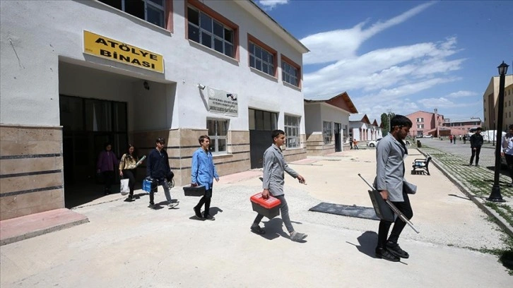 Muşlu meslek lisesi öğrencileri ihtiyaç sahiplerinin evlerini onarıyor