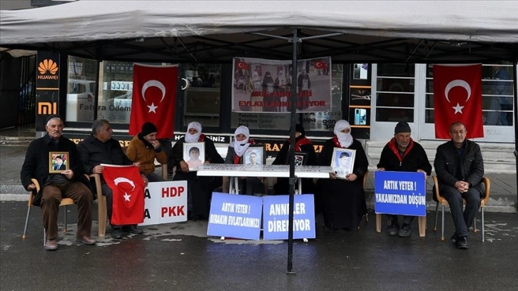 Muş'ta HDP önünde eylem yapan aileler İstanbul'daki terör saldırısını kınadı
