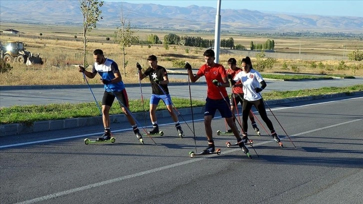 Muş'ta kayaklı koşu sporcuları asfaltta şampiyonalara hazırlanıyor
