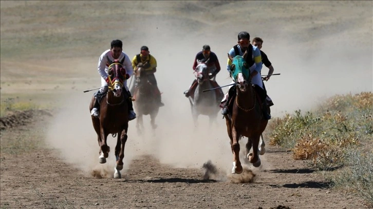 Muş'ta köylüler at yarışı kültürünü gelecek kuşaklara aktarıyor