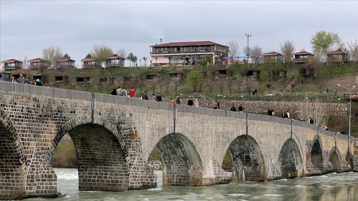 Muş'ta ziyaretçiler bayramın son gününü tarihi Murat Köprüsü'nde değerlendiriyor