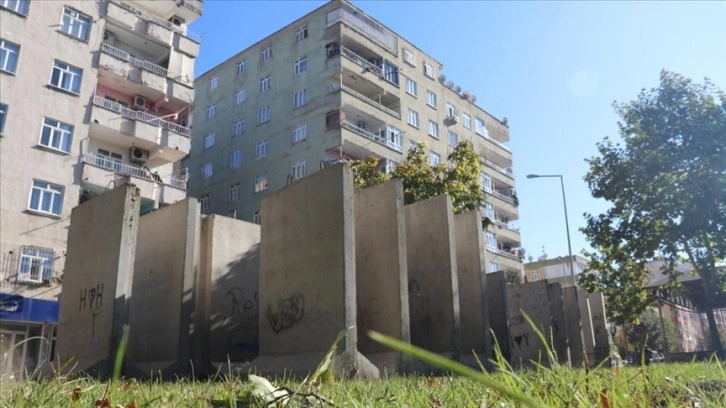 Müzeye dönüştürülecek Diyarbakır Cezaevinin etrafındaki beton bloklar kaldırılıyor