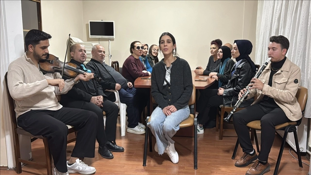 M&uuml;zik tutkunu 12 g&ouml;rme engelli koroda yeteneklerini sergiliyor