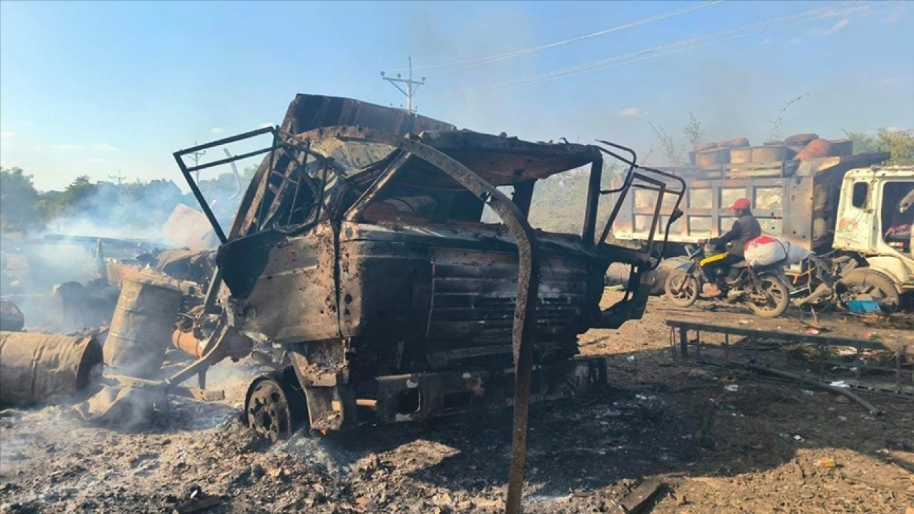 Myanmar'da darbenin ardından ilk kez yapılan se&ccedil;imlerde &uuml;lke genelinde hava saldırıları s&uuml;r&uuml;yor