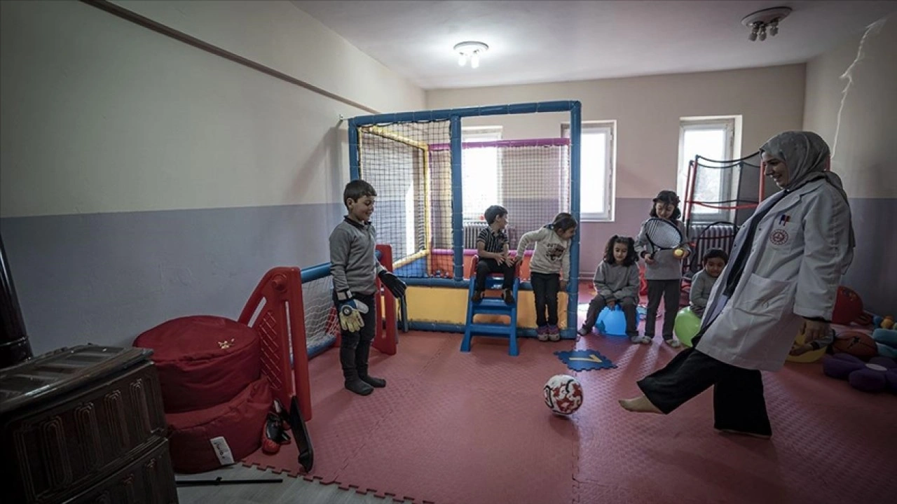 Nagehan öğretmen, kırsaldaki okulda 13 öğrencisi için kömürlüğü oyun atölyesine çevirdi