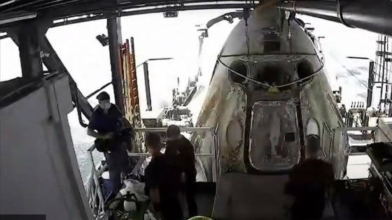 NASA astronotlarını taşıyan SpaceX kapsülü Dünya'ya döndü