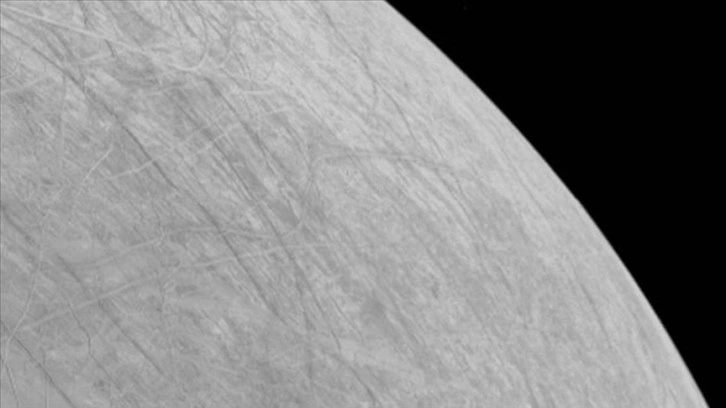 NASA'nın Jüpiter keşif aracı Juno'dan, gezegenin uydusu Europa'nın en yakın görüntüle