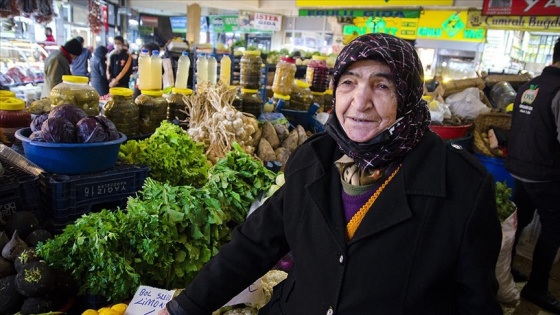 Nazife nine eşine özlemle pazar tezgahında 'vasiyet' nöbeti tutuyor