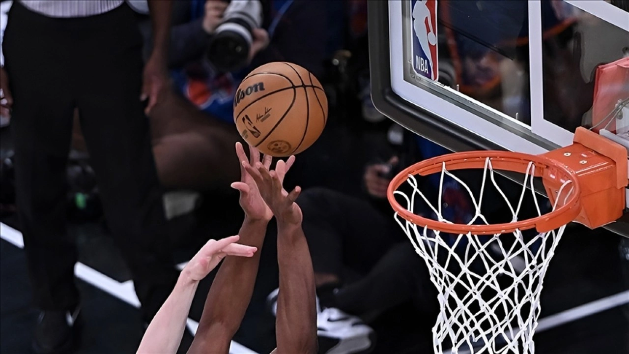 NBA'de Lakers, Reaves'in 51 sayı attığı maçta Kings'i mağlup etti