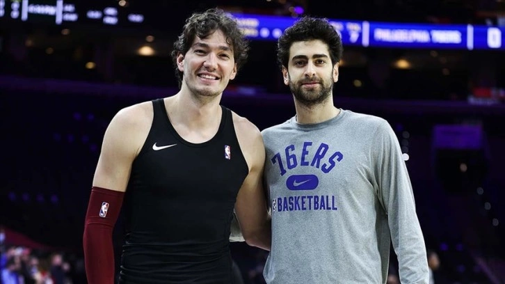 NBA'deki Türk oyuncular Furkan ve Cedi karşılaştıkları maç öncesi dostluk pozu verdi