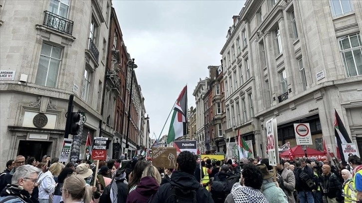 Nekbe'nin 76. yılında Londra'da Filistin'le dayanışma yürüyüşü yapıldı